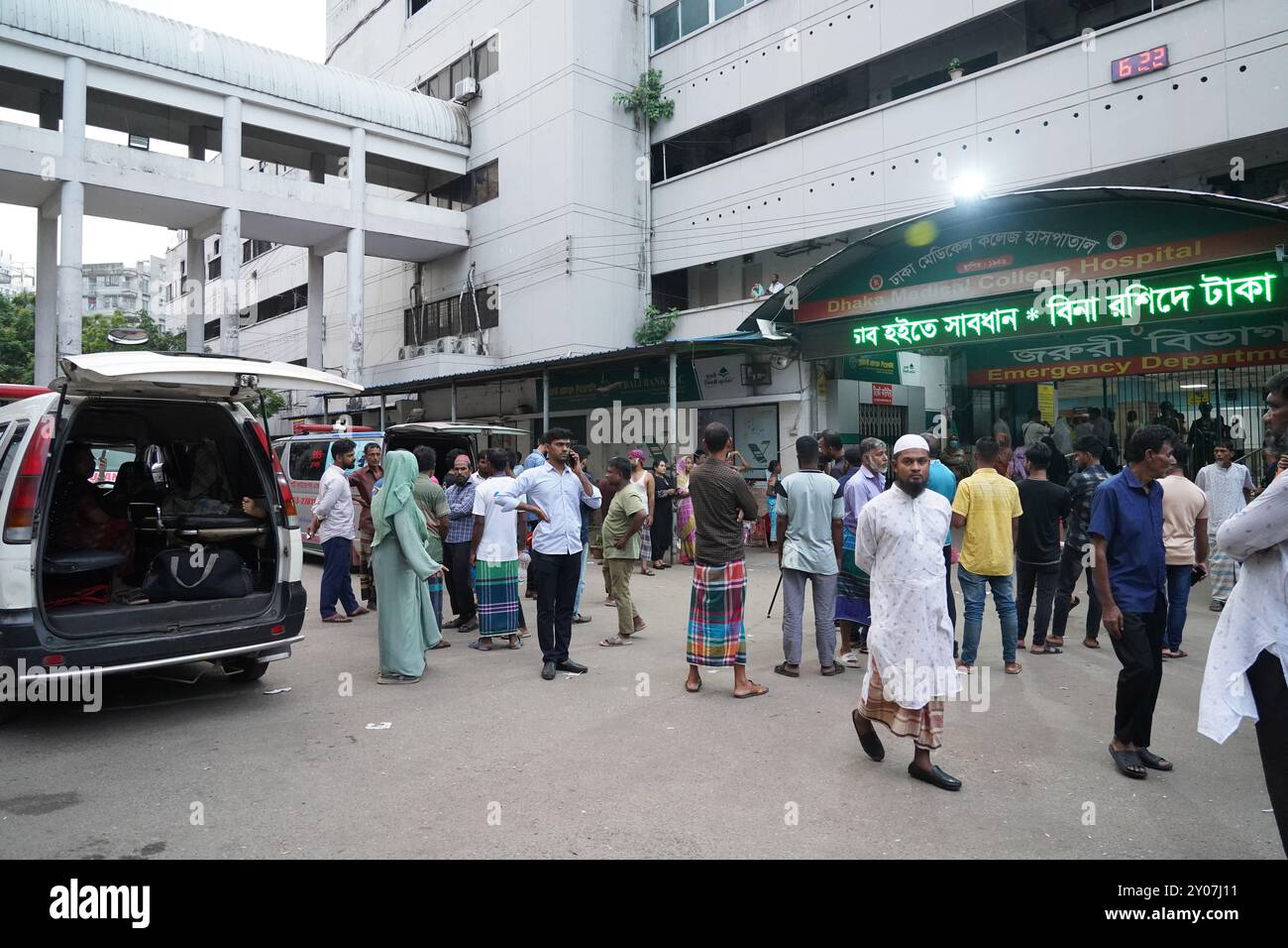 Dhaka, Dhaka, Bangladesh. 1er septembre 2024. En réponse à trois attaques contre des médecins du Collège médical de Dhaka le 31 août 2024, tous les médecins du gouvernement à travers le pays ont déclaré une fermeture complète à partir de 13 heures le 1er septembre 2024. Pendant ce temps, des patients de différents âges, y compris des enfants et des nouveau-nés, ont été vus quitter l'hôpital sans recevoir de traitement, et leurs proches ont semblé en détresse. Certains patients ont également été vus allongés dans un état malade à l'extérieur des locaux de l'hôpital. Depuis la dernière mise à jour, la fermeture complète a été temporairement suspendue jusqu'à 8H00 le 2 septembre Banque D'Images