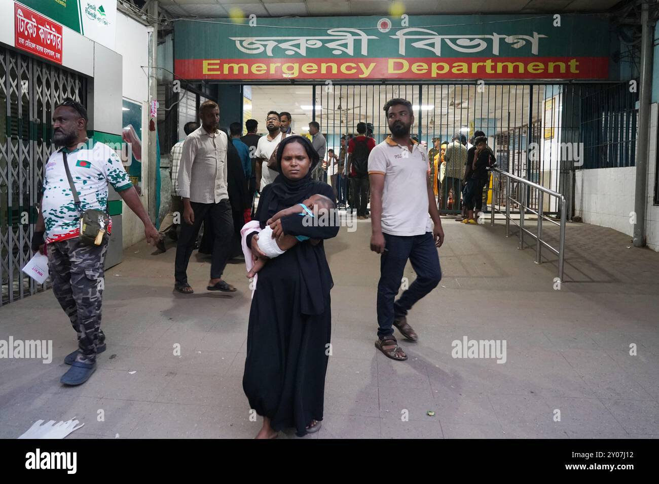 Dhaka, Dhaka, Bangladesh. 1er septembre 2024. En réponse à trois attaques contre des médecins du Collège médical de Dhaka le 31 août 2024, tous les médecins du gouvernement à travers le pays ont déclaré une fermeture complète à partir de 13 heures le 1er septembre 2024. Pendant ce temps, des patients de différents âges, y compris des enfants et des nouveau-nés, ont été vus quitter l'hôpital sans recevoir de traitement, et leurs proches ont semblé en détresse. Certains patients ont également été vus allongés dans un état malade à l'extérieur des locaux de l'hôpital. Depuis la dernière mise à jour, la fermeture complète a été temporairement suspendue jusqu'à 8H00 le 2 septembre Banque D'Images