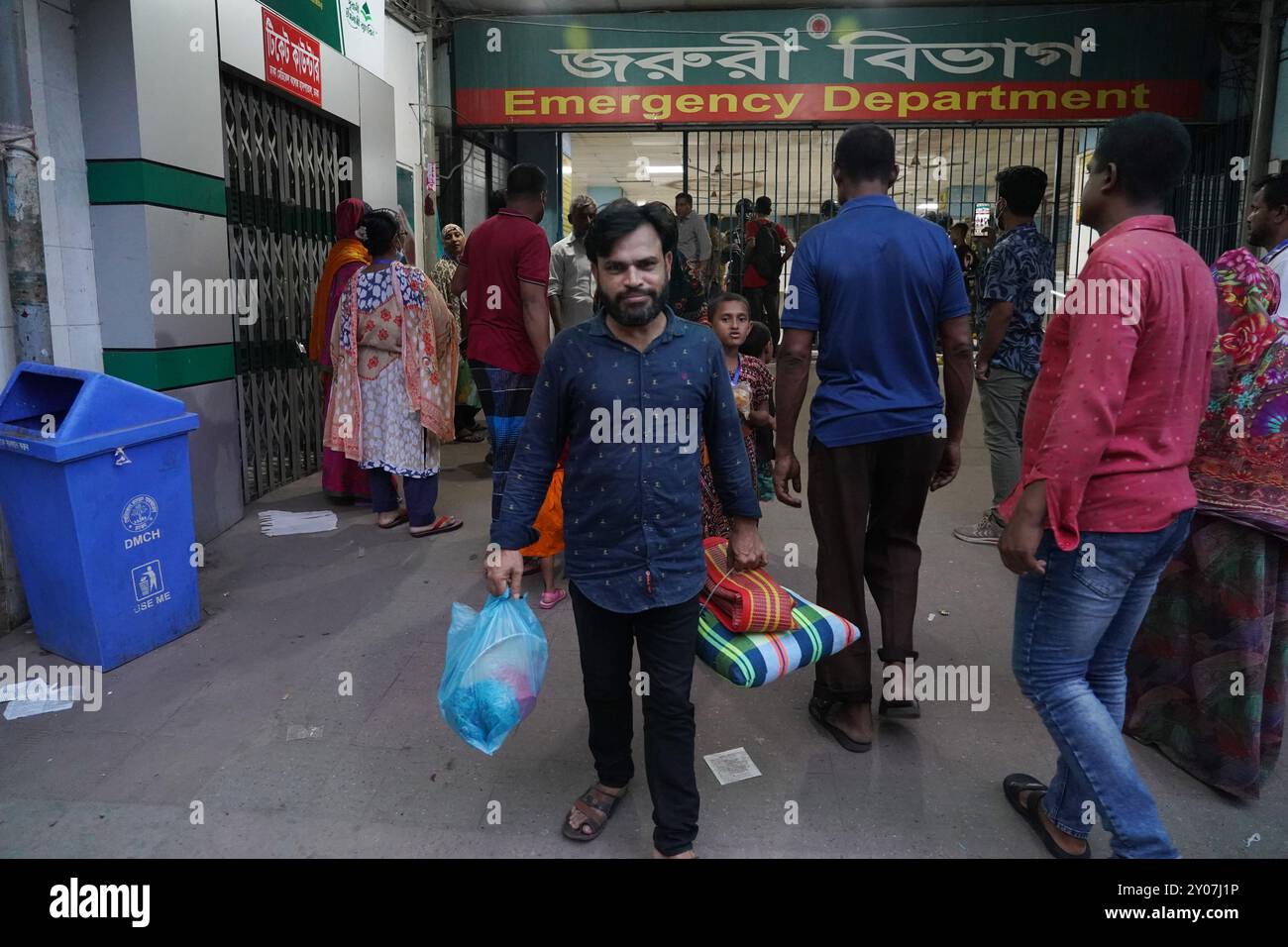Dhaka, Dhaka, Bangladesh. 1er septembre 2024. En réponse à trois attaques contre des médecins du Collège médical de Dhaka le 31 août 2024, tous les médecins du gouvernement à travers le pays ont déclaré une fermeture complète à partir de 13 heures le 1er septembre 2024. Pendant ce temps, des patients de différents âges, y compris des enfants et des nouveau-nés, ont été vus quitter l'hôpital sans recevoir de traitement, et leurs proches ont semblé en détresse. Certains patients ont également été vus allongés dans un état malade à l'extérieur des locaux de l'hôpital. Depuis la dernière mise à jour, la fermeture complète a été temporairement suspendue jusqu'à 8H00 le 2 septembre Banque D'Images