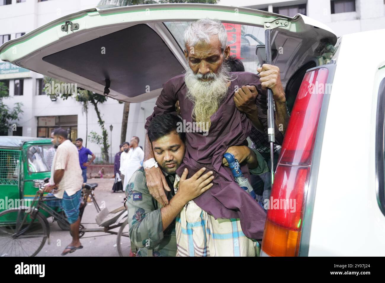 Dhaka, Dhaka, Bangladesh. 1er septembre 2024. En réponse à trois attaques contre des médecins du Collège médical de Dhaka le 31 août 2024, tous les médecins du gouvernement à travers le pays ont déclaré une fermeture complète à partir de 13 heures le 1er septembre 2024. Pendant ce temps, des patients de différents âges, y compris des enfants et des nouveau-nés, ont été vus quitter l'hôpital sans recevoir de traitement, et leurs proches ont semblé en détresse. Certains patients ont également été vus allongés dans un état malade à l'extérieur des locaux de l'hôpital. Depuis la dernière mise à jour, la fermeture complète a été temporairement suspendue jusqu'à 8H00 le 2 septembre Banque D'Images