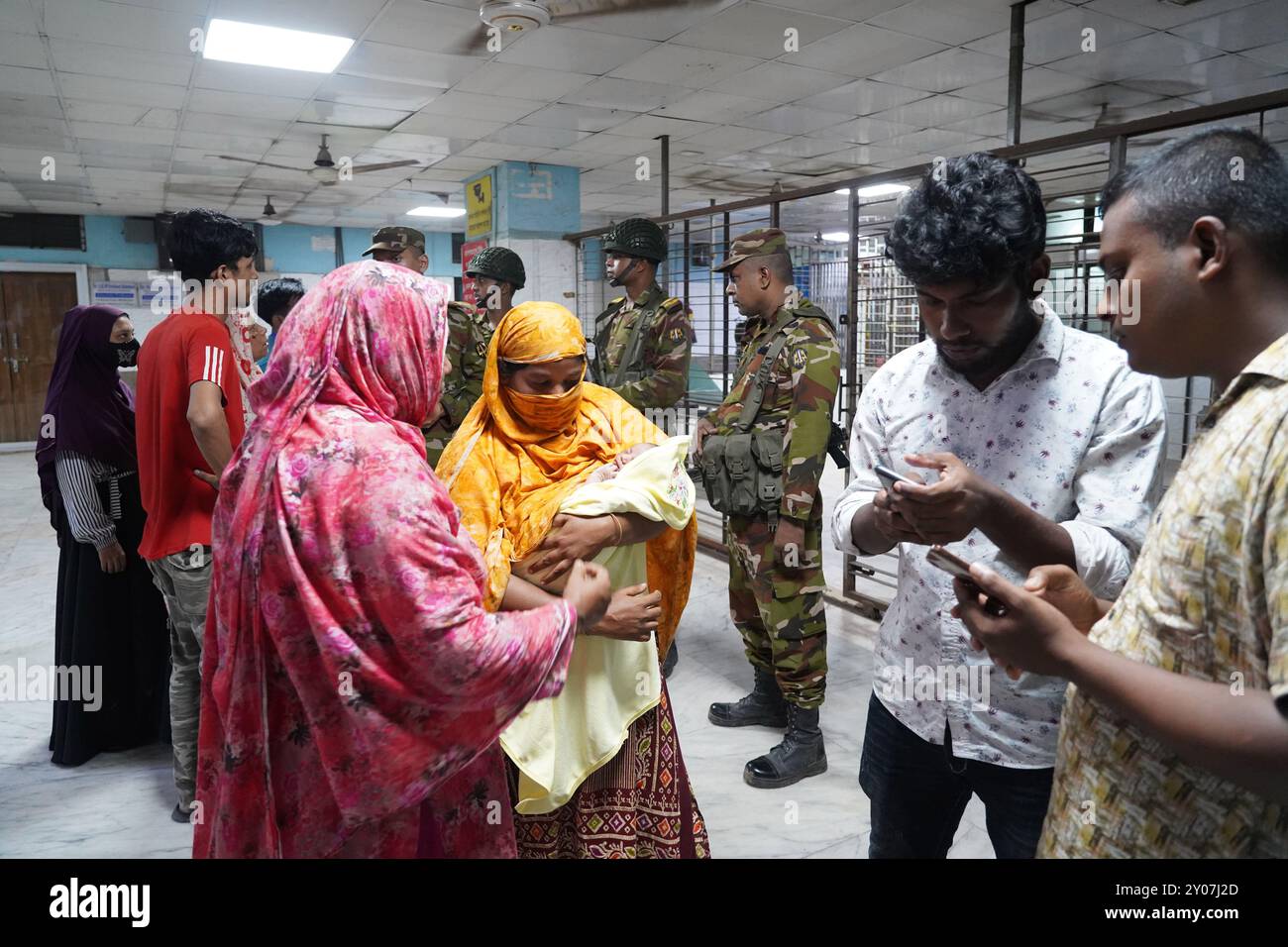 Dhaka, Dhaka, Bangladesh. 1er septembre 2024. En réponse à trois attaques contre des médecins du Collège médical de Dhaka le 31 août 2024, tous les médecins du gouvernement à travers le pays ont déclaré une fermeture complète à partir de 13 heures le 1er septembre 2024. Pendant ce temps, des patients de différents âges, y compris des enfants et des nouveau-nés, ont été vus quitter l'hôpital sans recevoir de traitement, et leurs proches ont semblé en détresse. Certains patients ont également été vus allongés dans un état malade à l'extérieur des locaux de l'hôpital. Depuis la dernière mise à jour, la fermeture complète a été temporairement suspendue jusqu'à 8H00 le 2 septembre Banque D'Images