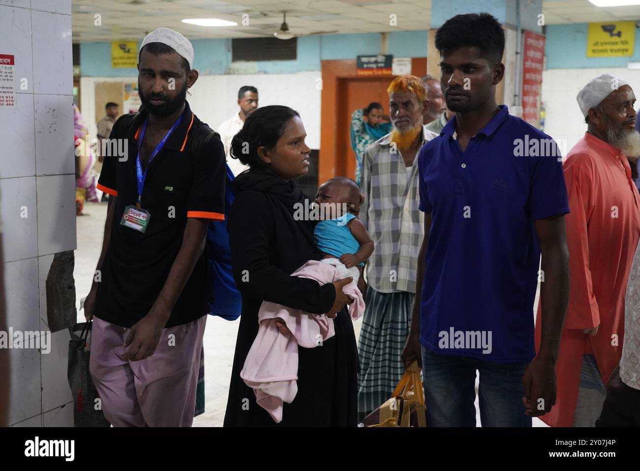 Dhaka, Dhaka, Bangladesh. 1er septembre 2024. En réponse à trois attaques contre des médecins du Collège médical de Dhaka le 31 août 2024, tous les médecins du gouvernement à travers le pays ont déclaré une fermeture complète à partir de 13 heures le 1er septembre 2024. Pendant ce temps, des patients de différents âges, y compris des enfants et des nouveau-nés, ont été vus quitter l'hôpital sans recevoir de traitement, et leurs proches ont semblé en détresse. Certains patients ont également été vus allongés dans un état malade à l'extérieur des locaux de l'hôpital. Depuis la dernière mise à jour, la fermeture complète a été temporairement suspendue jusqu'à 8H00 le 2 septembre Banque D'Images