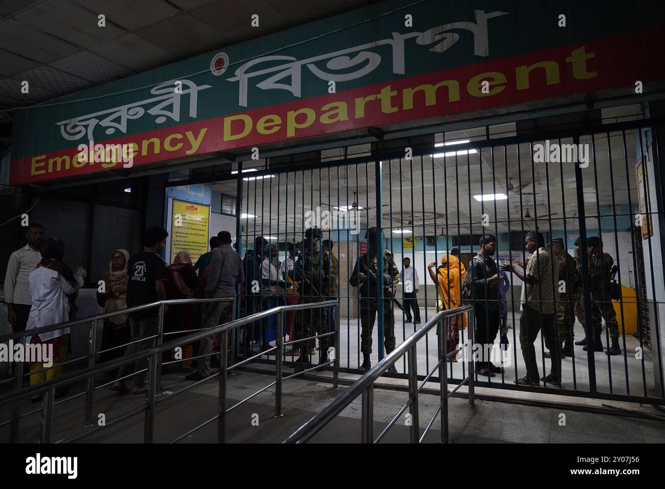 Dhaka, Dhaka, Bangladesh. 1er septembre 2024. En réponse à trois attaques contre des médecins du Collège médical de Dhaka le 31 août 2024, tous les médecins du gouvernement à travers le pays ont déclaré une fermeture complète à partir de 13 heures le 1er septembre 2024. Pendant ce temps, des patients de différents âges, y compris des enfants et des nouveau-nés, ont été vus quitter l'hôpital sans recevoir de traitement, et leurs proches ont semblé en détresse. Certains patients ont également été vus allongés dans un état malade à l'extérieur des locaux de l'hôpital. Depuis la dernière mise à jour, la fermeture complète a été temporairement suspendue jusqu'à 8H00 le 2 septembre Banque D'Images