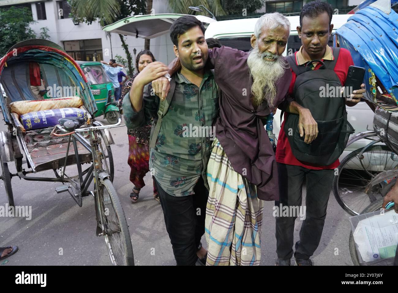 Dhaka, Dhaka, Bangladesh. 1er septembre 2024. En réponse à trois attaques contre des médecins du Collège médical de Dhaka le 31 août 2024, tous les médecins du gouvernement à travers le pays ont déclaré une fermeture complète à partir de 13 heures le 1er septembre 2024. Pendant ce temps, des patients de différents âges, y compris des enfants et des nouveau-nés, ont été vus quitter l'hôpital sans recevoir de traitement, et leurs proches ont semblé en détresse. Certains patients ont également été vus allongés dans un état malade à l'extérieur des locaux de l'hôpital. Depuis la dernière mise à jour, la fermeture complète a été temporairement suspendue jusqu'à 8H00 le 2 septembre Banque D'Images