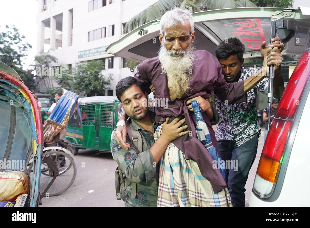 Dhaka, Dhaka, Bangladesh. 1er septembre 2024. En réponse à trois attaques contre des médecins du Collège médical de Dhaka le 31 août 2024, tous les médecins du gouvernement à travers le pays ont déclaré une fermeture complète à partir de 13 heures le 1er septembre 2024. Pendant ce temps, des patients de différents âges, y compris des enfants et des nouveau-nés, ont été vus quitter l'hôpital sans recevoir de traitement, et leurs proches ont semblé en détresse. Certains patients ont également été vus allongés dans un état malade à l'extérieur des locaux de l'hôpital. Depuis la dernière mise à jour, la fermeture complète a été temporairement suspendue jusqu'à 8H00 le 2 septembre Banque D'Images