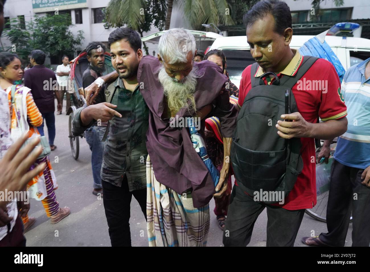 Dhaka, Dhaka, Bangladesh. 1er septembre 2024. En réponse à trois attaques contre des médecins du Collège médical de Dhaka le 31 août 2024, tous les médecins du gouvernement à travers le pays ont déclaré une fermeture complète à partir de 13 heures le 1er septembre 2024. Pendant ce temps, des patients de différents âges, y compris des enfants et des nouveau-nés, ont été vus quitter l'hôpital sans recevoir de traitement, et leurs proches ont semblé en détresse. Certains patients ont également été vus allongés dans un état malade à l'extérieur des locaux de l'hôpital. Depuis la dernière mise à jour, la fermeture complète a été temporairement suspendue jusqu'à 8H00 le 2 septembre Banque D'Images