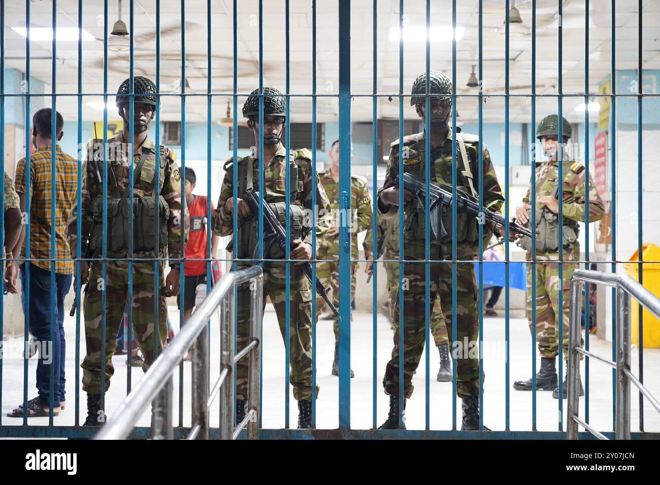 Dhaka, Dhaka, Bangladesh. 1er septembre 2024. En réponse à trois attaques contre des médecins du Collège médical de Dhaka le 31 août 2024, tous les médecins du gouvernement à travers le pays ont déclaré une fermeture complète à partir de 13 heures le 1er septembre 2024. Pendant ce temps, des patients de différents âges, y compris des enfants et des nouveau-nés, ont été vus quitter l'hôpital sans recevoir de traitement, et leurs proches ont semblé en détresse. Certains patients ont également été vus allongés dans un état malade à l'extérieur des locaux de l'hôpital. Depuis la dernière mise à jour, la fermeture complète a été temporairement suspendue jusqu'à 8H00 le 2 septembre Banque D'Images