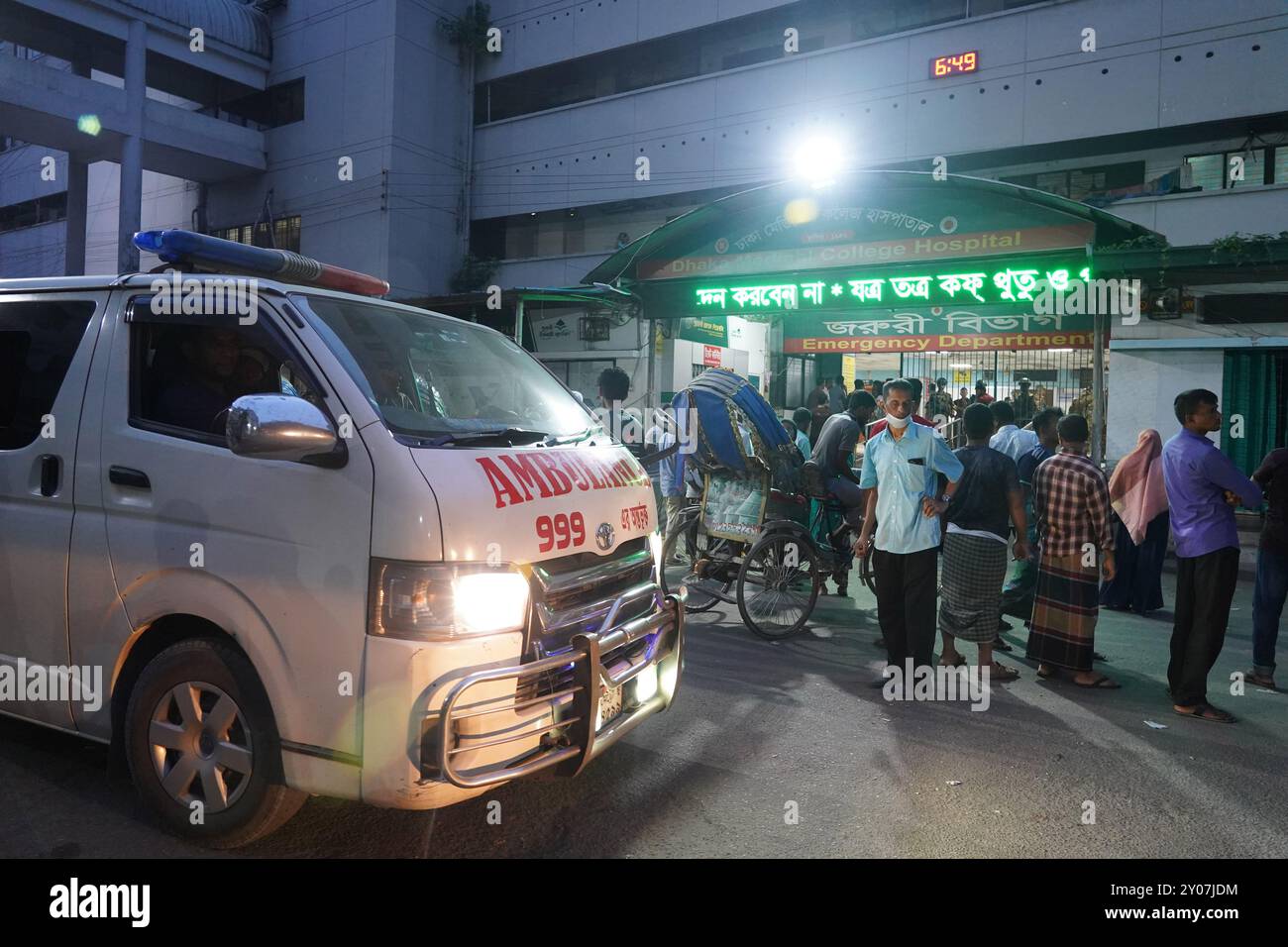Dhaka, Dhaka, Bangladesh. 1er septembre 2024. En réponse à trois attaques contre des médecins du Collège médical de Dhaka le 31 août 2024, tous les médecins du gouvernement à travers le pays ont déclaré une fermeture complète à partir de 13 heures le 1er septembre 2024. Pendant ce temps, des patients de différents âges, y compris des enfants et des nouveau-nés, ont été vus quitter l'hôpital sans recevoir de traitement, et leurs proches ont semblé en détresse. Certains patients ont également été vus allongés dans un état malade à l'extérieur des locaux de l'hôpital. Depuis la dernière mise à jour, la fermeture complète a été temporairement suspendue jusqu'à 8H00 le 2 septembre Banque D'Images