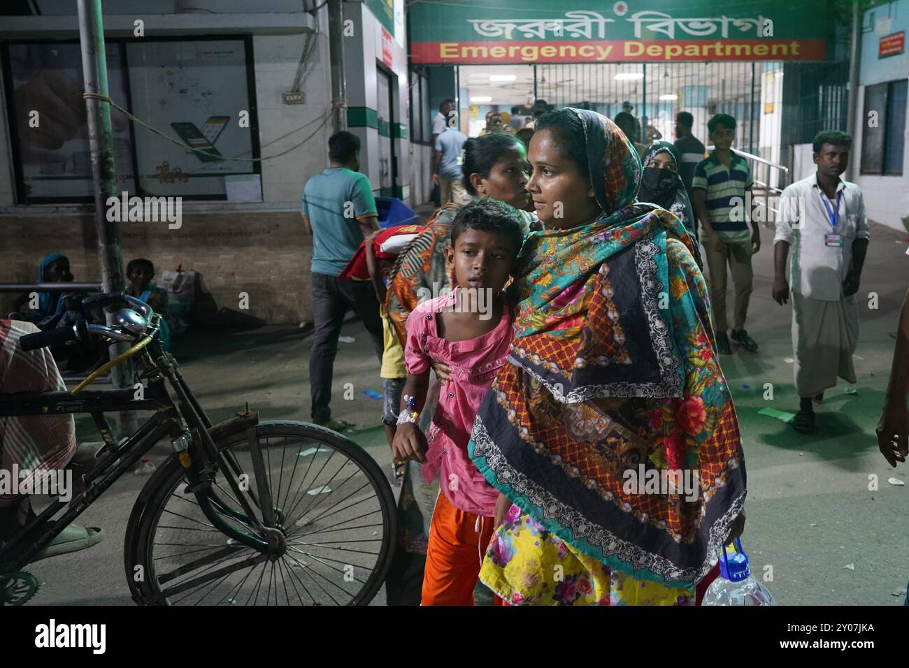 Dhaka, Dhaka, Bangladesh. 1er septembre 2024. En réponse à trois attaques contre des médecins du Collège médical de Dhaka le 31 août 2024, tous les médecins du gouvernement à travers le pays ont déclaré une fermeture complète à partir de 13 heures le 1er septembre 2024. Pendant ce temps, des patients de différents âges, y compris des enfants et des nouveau-nés, ont été vus quitter l'hôpital sans recevoir de traitement, et leurs proches ont semblé en détresse. Certains patients ont également été vus allongés dans un état malade à l'extérieur des locaux de l'hôpital. Depuis la dernière mise à jour, la fermeture complète a été temporairement suspendue jusqu'à 8H00 le 2 septembre Banque D'Images