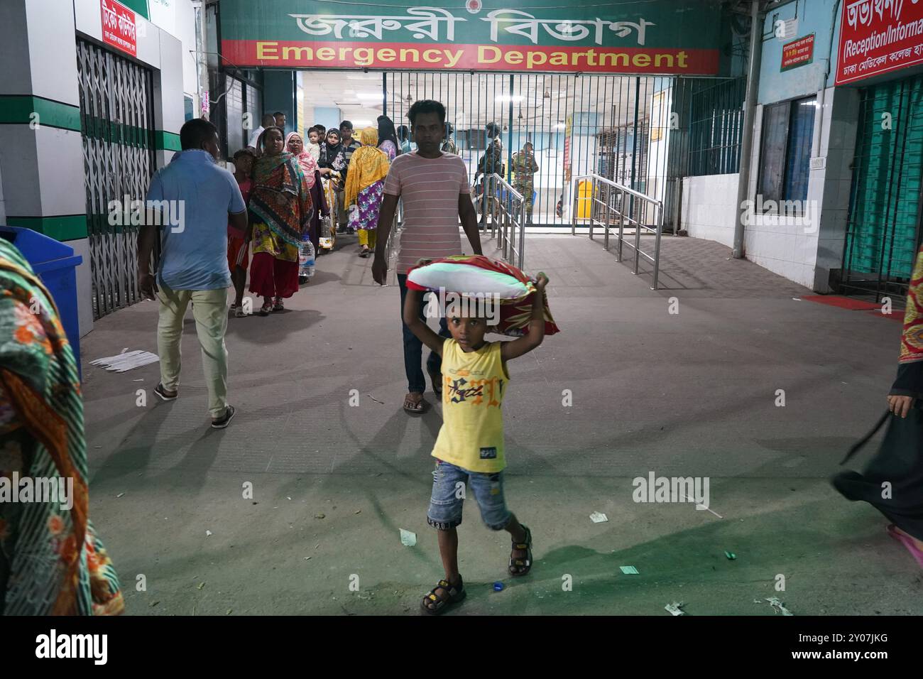 Dhaka, Dhaka, Bangladesh. 1er septembre 2024. En réponse à trois attaques contre des médecins du Collège médical de Dhaka le 31 août 2024, tous les médecins du gouvernement à travers le pays ont déclaré une fermeture complète à partir de 13 heures le 1er septembre 2024. Pendant ce temps, des patients de différents âges, y compris des enfants et des nouveau-nés, ont été vus quitter l'hôpital sans recevoir de traitement, et leurs proches ont semblé en détresse. Certains patients ont également été vus allongés dans un état malade à l'extérieur des locaux de l'hôpital. Depuis la dernière mise à jour, la fermeture complète a été temporairement suspendue jusqu'à 8H00 le 2 septembre Banque D'Images