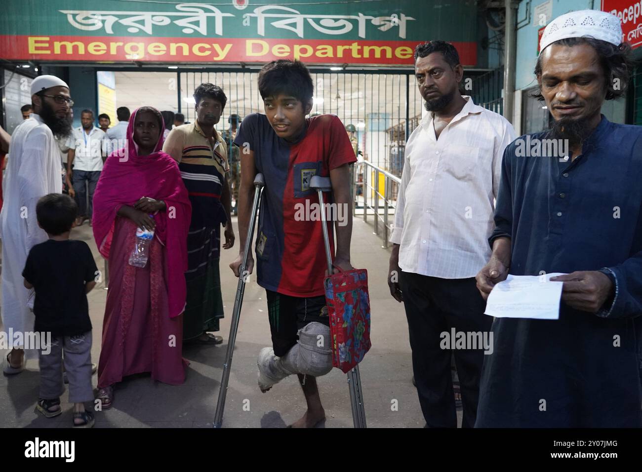 Dhaka, Dhaka, Bangladesh. 1er septembre 2024. En réponse à trois attaques contre des médecins du Collège médical de Dhaka le 31 août 2024, tous les médecins du gouvernement à travers le pays ont déclaré une fermeture complète à partir de 13 heures le 1er septembre 2024. Pendant ce temps, des patients de différents âges, y compris des enfants et des nouveau-nés, ont été vus quitter l'hôpital sans recevoir de traitement, et leurs proches ont semblé en détresse. Certains patients ont également été vus allongés dans un état malade à l'extérieur des locaux de l'hôpital. Depuis la dernière mise à jour, la fermeture complète a été temporairement suspendue jusqu'à 8H00 le 2 septembre Banque D'Images