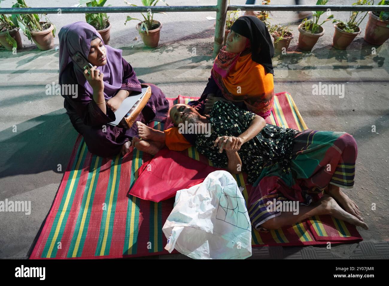Dhaka, Dhaka, Bangladesh. 1er septembre 2024. En réponse à trois attaques contre des médecins du Collège médical de Dhaka le 31 août 2024, tous les médecins du gouvernement à travers le pays ont déclaré une fermeture complète à partir de 13 heures le 1er septembre 2024. Pendant ce temps, des patients de différents âges, y compris des enfants et des nouveau-nés, ont été vus quitter l'hôpital sans recevoir de traitement, et leurs proches ont semblé en détresse. Certains patients ont également été vus allongés dans un état malade à l'extérieur des locaux de l'hôpital. Depuis la dernière mise à jour, la fermeture complète a été temporairement suspendue jusqu'à 8H00 le 2 septembre Banque D'Images