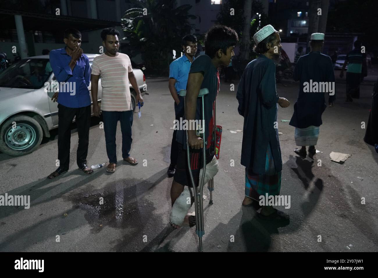 Dhaka, Dhaka, Bangladesh. 1er septembre 2024. En réponse à trois attaques contre des médecins du Collège médical de Dhaka le 31 août 2024, tous les médecins du gouvernement à travers le pays ont déclaré une fermeture complète à partir de 13 heures le 1er septembre 2024. Pendant ce temps, des patients de différents âges, y compris des enfants et des nouveau-nés, ont été vus quitter l'hôpital sans recevoir de traitement, et leurs proches ont semblé en détresse. Certains patients ont également été vus allongés dans un état malade à l'extérieur des locaux de l'hôpital. Depuis la dernière mise à jour, la fermeture complète a été temporairement suspendue jusqu'à 8H00 le 2 septembre Banque D'Images