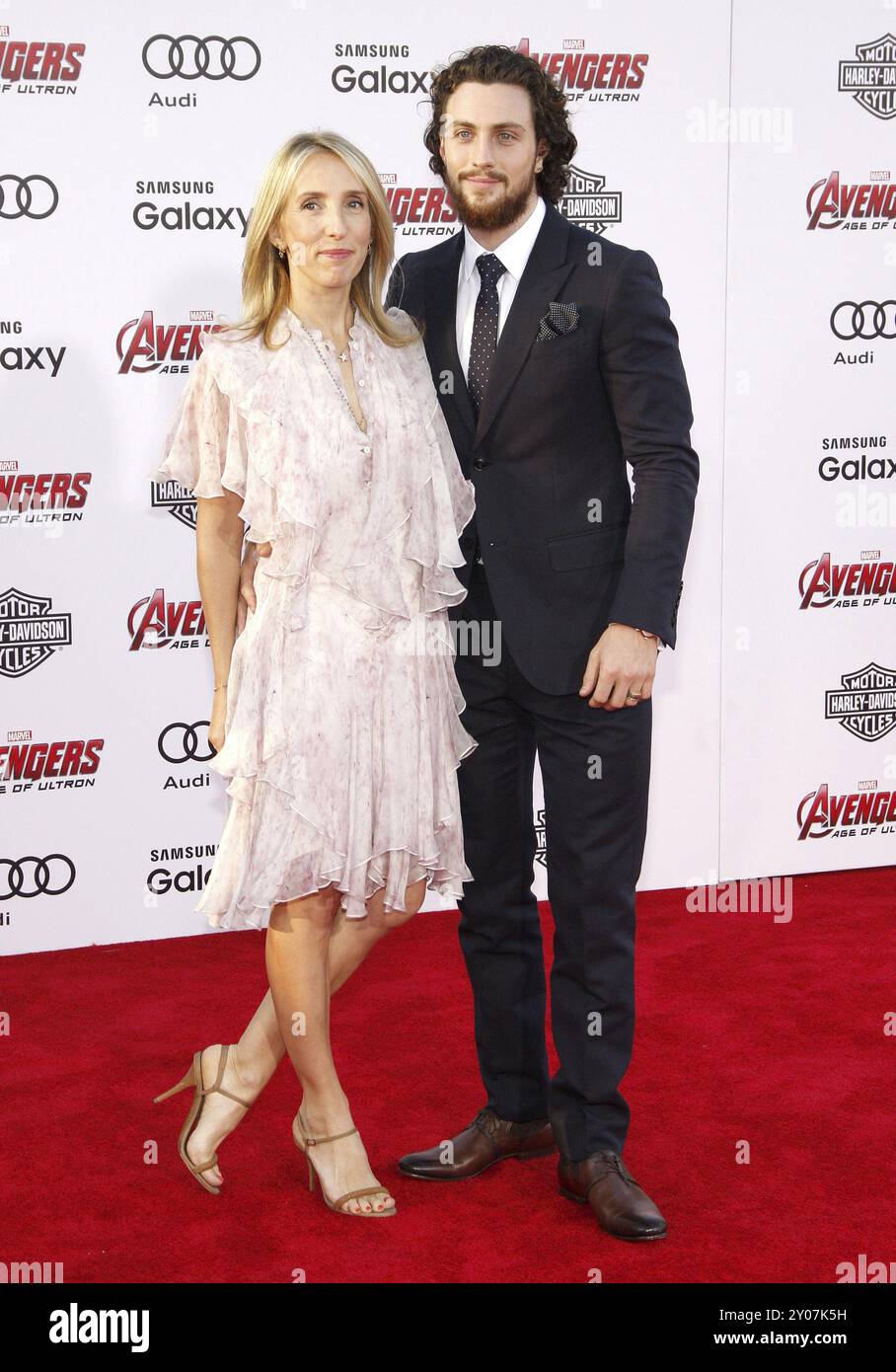 Sam Taylor-Johnson et Aaron Taylor-Johnson lors de la première mondiale de Marvel's Avengers: Age of Ultron', qui s'est tenue au Dolby Theatre à Hollywood, aux États-Unis Banque D'Images