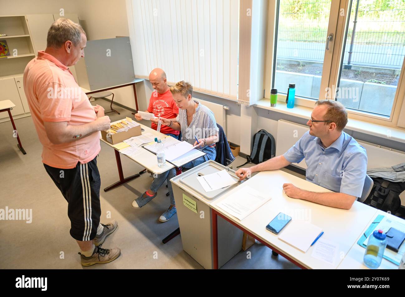 Leipzig - Landtagswahl 2024 : Wahlbeteiligung in Leipzig bereits BEI über 50 Prozent 01.09.2024 gegen 12 Uhr Stadtgebiet Leipzig Wahllokal Karl-Liebknecht-Grundschule/Oberschule Wiederitzsch im Foto : Wähler geben ihre Stimme zur Landtagswahl 2024 in Leipziger Wahllokalen ab. Bis zum Mittag lag die Wahlbeteiligung in Leipzig laut Stadtverwaltung BEI Bereits 52,5 Prozent. Zur Landtagswahl 2019 hatten zur gleichen Zeit erst 40,8 Prozent gewählt. ETWA 3,3 Millionen Wahlberechtigte sind am heutigen Sonntag aufgerufen, einen neuen Landtag in Sachsen für die kommenden fünf Jahre zu wählen. Die Wahllok Banque D'Images