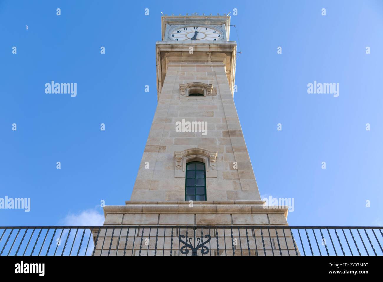 Plan en bas angle de la Torre del Reloj, un ancien phare situé sur la Muelle de Pescadores dans le port de Barcelone, Espagne. Le perspecti ascendant Banque D'Images