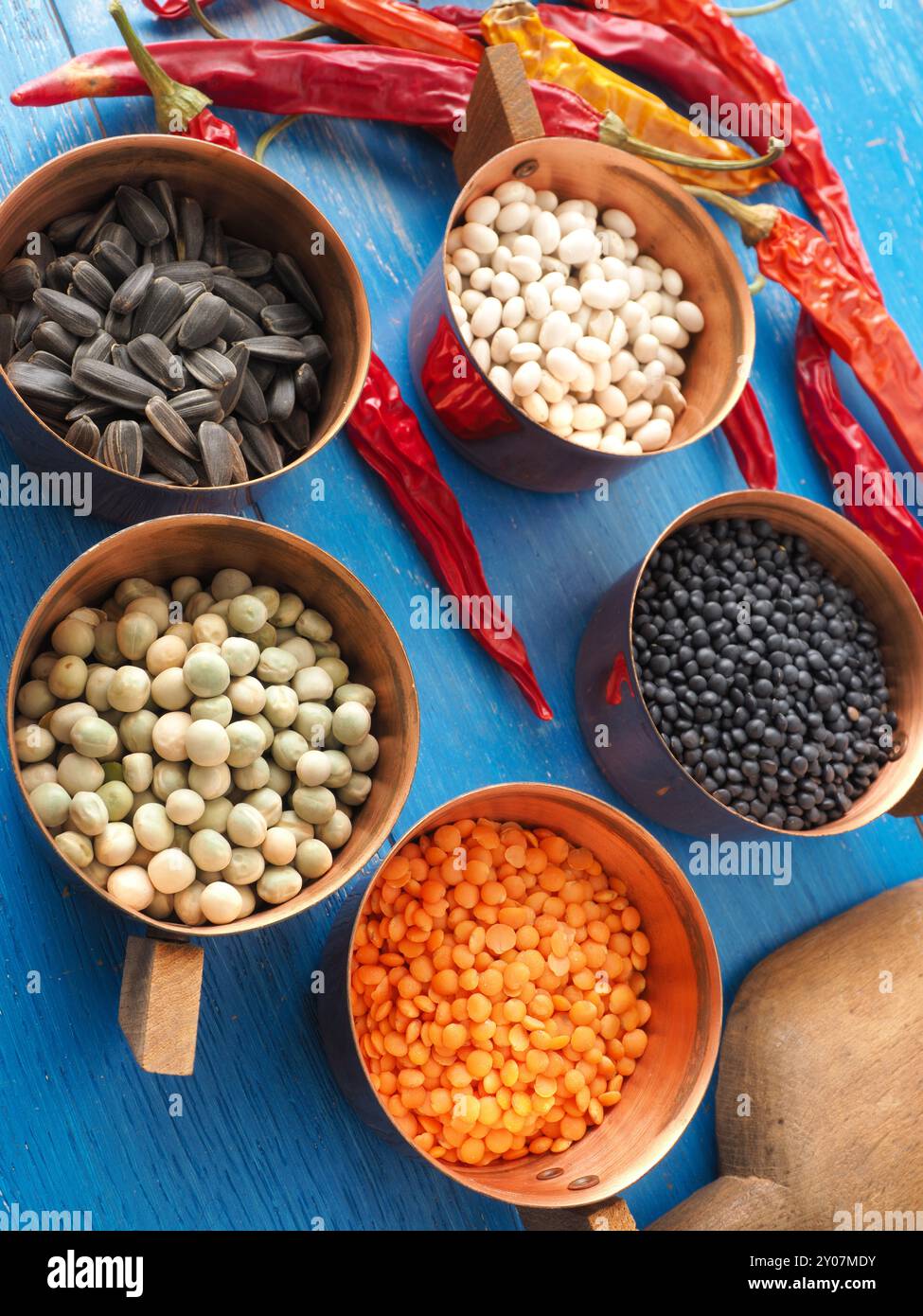 Aliments colorés ingrédients sur une table de cuisine en bois bleu Banque D'Images