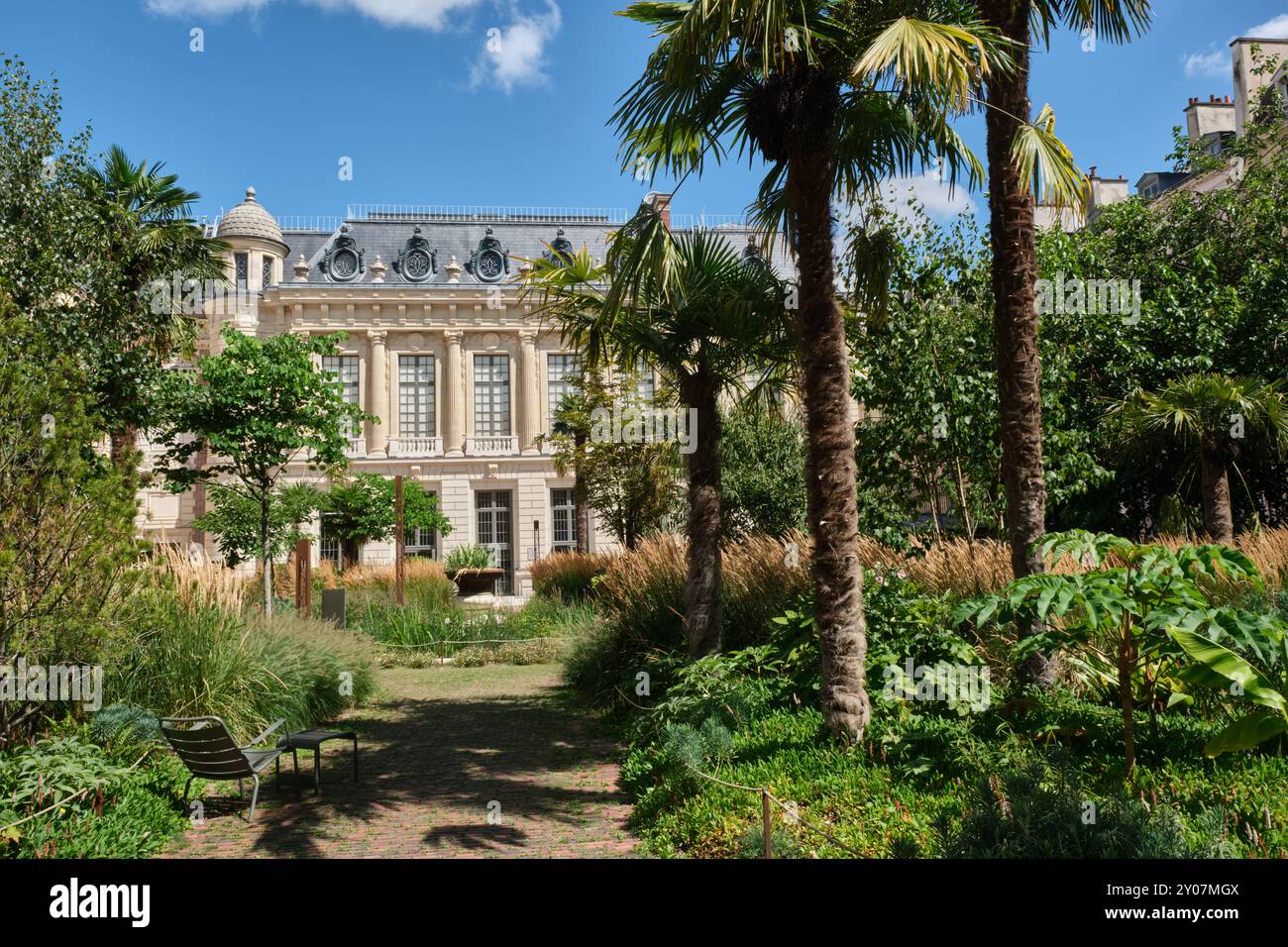 Un endroit qiuet pour s'asseoir à Paris est les jardins de la Bibliothèque nationale de Richlieu Banque D'Images