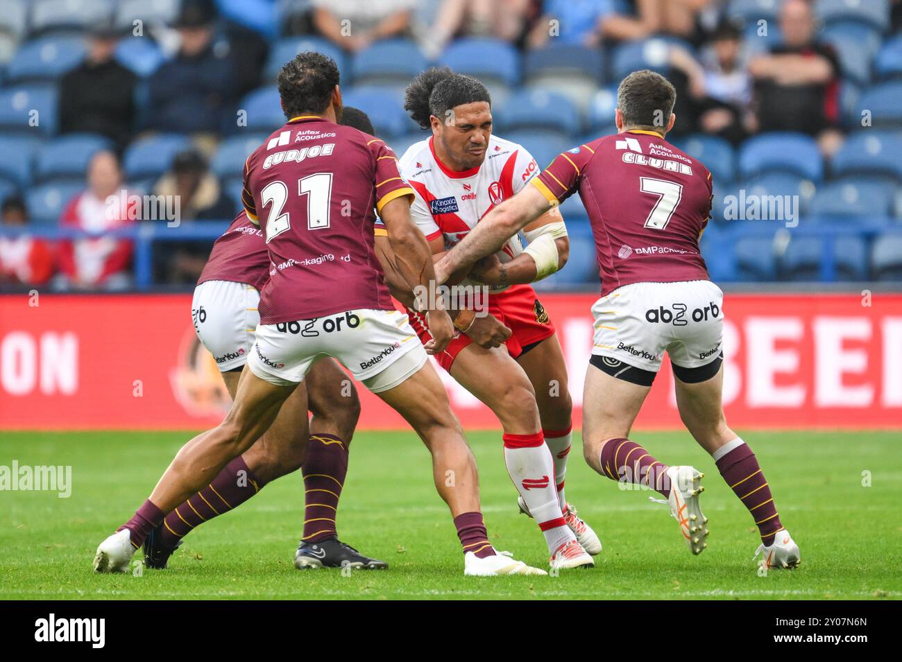 Sione Mata'utia de produits Helens est attaquée par Seb Ikahihifo de Huddersfield Giants Adam Clune de Huddersfield Giants lors du match de Betfred Super League Round 24 Huddersfield Giants vs St Helens au John Smith's Stadium, Huddersfield, Royaume-Uni, le 1er septembre 2024 (photo de Craig Thomas/News images), le 9/1/2024. (Photo de Craig Thomas/News images/SIPA USA) crédit : SIPA USA/Alamy Live News Banque D'Images