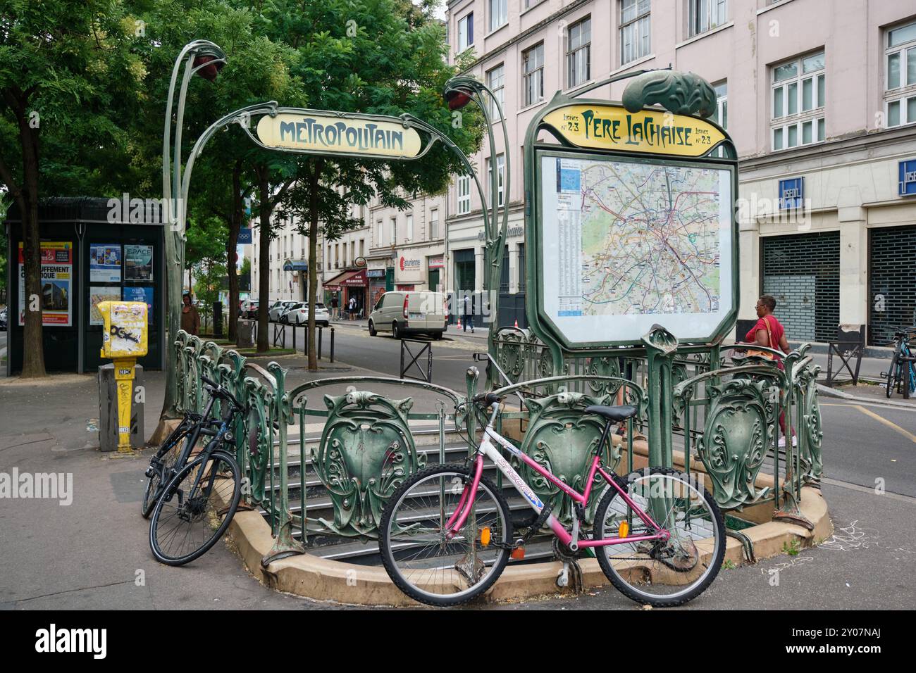 Entrée du métro du Père Lachaise proche du cimetière du Père Lachaise, Paris, France Banque D'Images