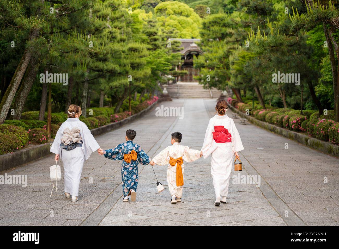 Les gens portent du kimono à Kyoto, au Japon. Fond traditionnel japonais. Banque D'Images