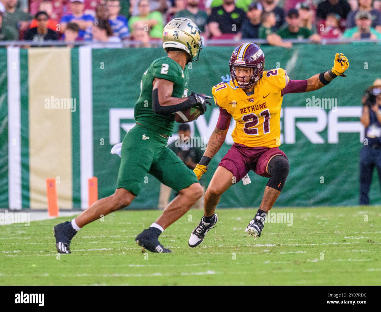 31 août 2024 - Tampa, FL, U. S : le cornerback de Bethune Cookman Wildcats Terrance Alexander (21 ans) défend le receveur des South Florida Bulls Abdur-Rahmaan Yaseen (2 ans) lors d'un match de football NCAA entre les Bethune Cookman Wildcats et les South Florida Bulls au Raymond James Stadium de Tampa, en Floride. Romeo T Guzman/Cal Sport Media Banque D'Images