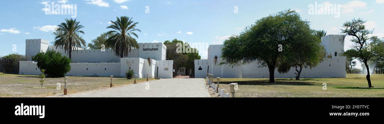 Le premier fort Namutoni, maintenant central à un camp dans le parc national d'Etosha, a été mis en action en 1905 et a été incendié. Ce bâtiment blanc, est le troisième fort Banque D'Images