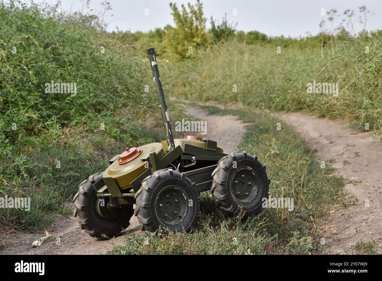 Une plate-forme robotique de mouillage de mines de la 65e brigade mécanisée séparée vue chargée de mines terrestres pendant un entraînement militaire. L’armée ukrainienne a maintenant accès à un large éventail de plates-formes robotisées au sol, chacune ayant des caractéristiques et des objectifs variés, qui sont activement déployées sur le champ de bataille depuis plusieurs mois. Notamment, les « robots de minage » sont devenus de plus en plus répandus. Ces plates-formes réutilisables sont conçues pour déployer des mines ciblant le personnel ennemi ou le matériel militaire. Dans l'ensemble, les plates-formes robotisées au sol apparaissent comme un élément important de l'armement sur le champ de bataille à Ukr Banque D'Images