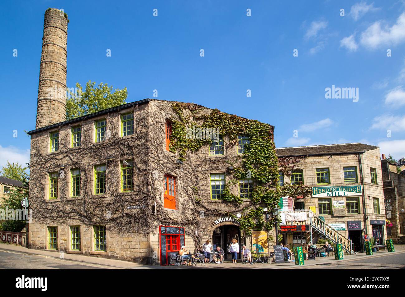 L'ancien Hebden Bridge Mill est maintenant un café et des points de vente au détail à l'angle de St George Street et Bridge Gate dans la ville populaire du Yorkshire Banque D'Images