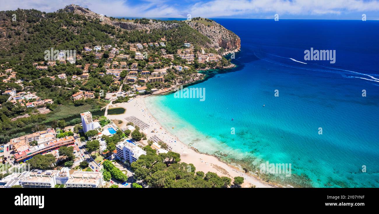 Majorque (Majorque) les meilleures destinations de plage - belle plage pittoresque de Canyamel avec mer turquoise. vue aérienne par drone. Espagne vacances d'été Banque D'Images