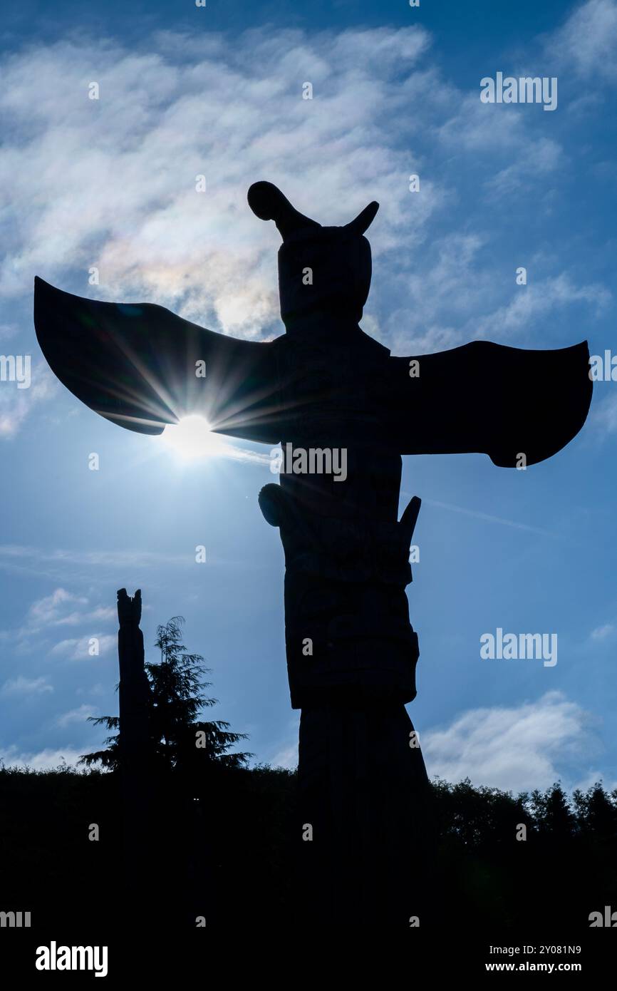 Canada, C.-B., au large de la côte nord de l'île de Vancouver. Cormorant Island, Alert Bay. Cimetière de Namgis, silhouette de totem pole. Banque D'Images