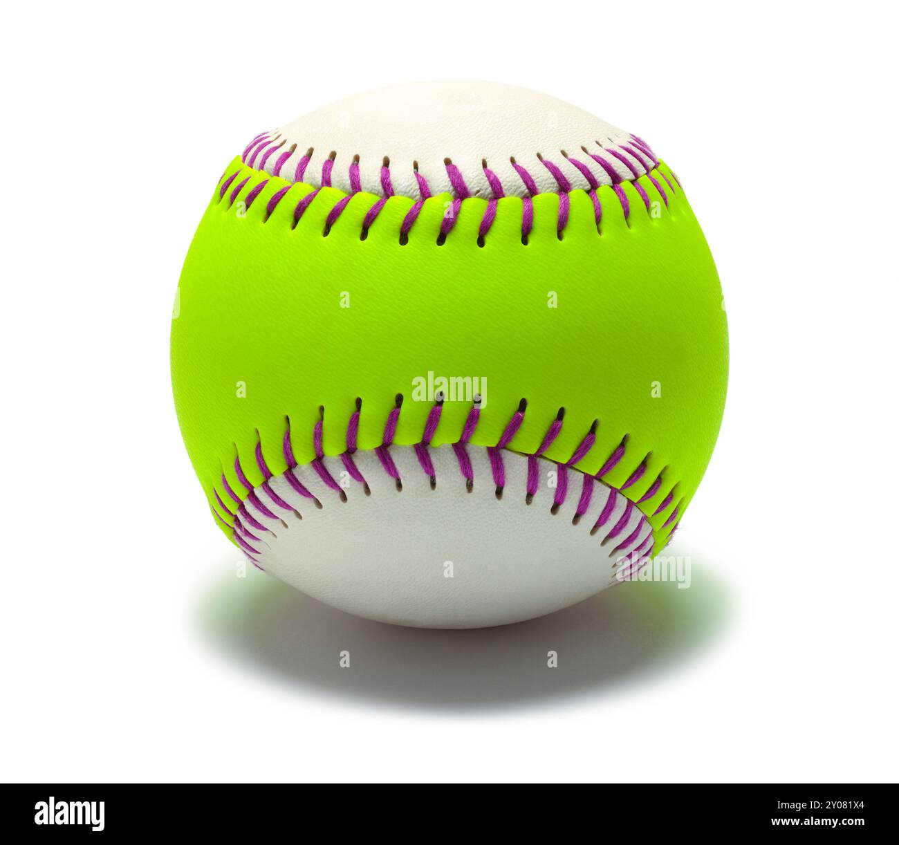 Vert Two Tone Softball découpé sur blanc. Banque D'Images