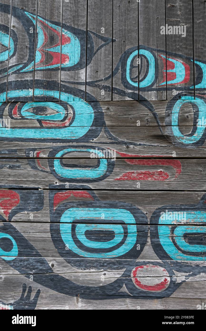 Alaska, Haines. Noow a frappé Tribal House, la dernière structure traditionnelle Tlingit restante construite dans la vallée de Chilkat. Détail de mur extérieur coloré. Banque D'Images