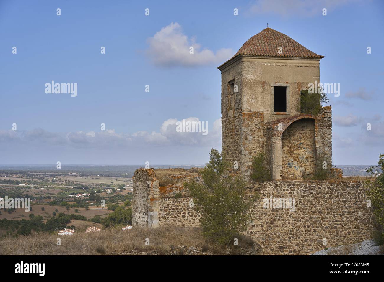 Tour du château historique de Montemor o Novo en pierre, au Portugal Banque D'Images