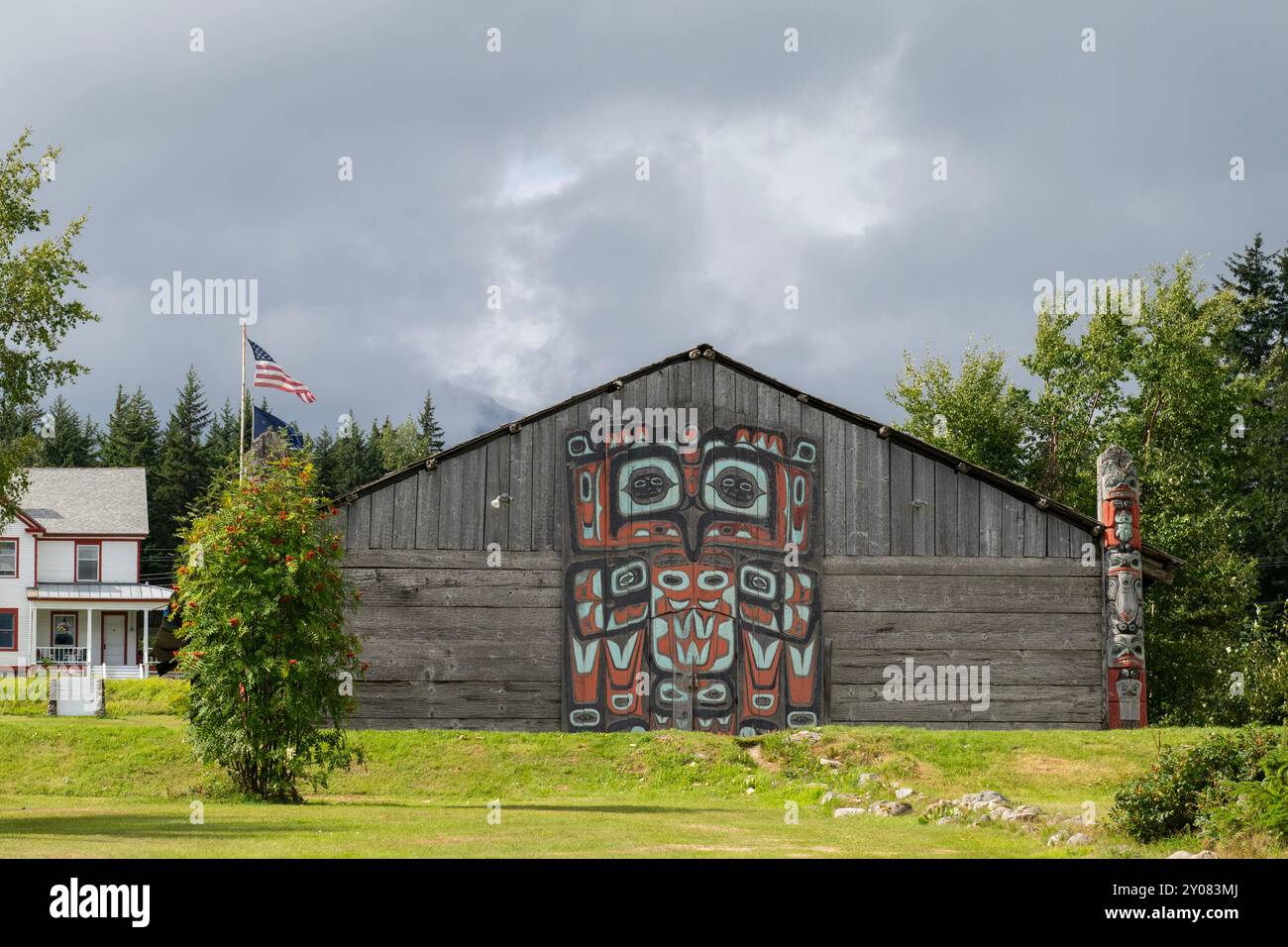 Alaska, Haines. Noow a frappé Tribal House, la dernière structure traditionnelle Tlingit restante construite dans la vallée de Chilkat. Banque D'Images