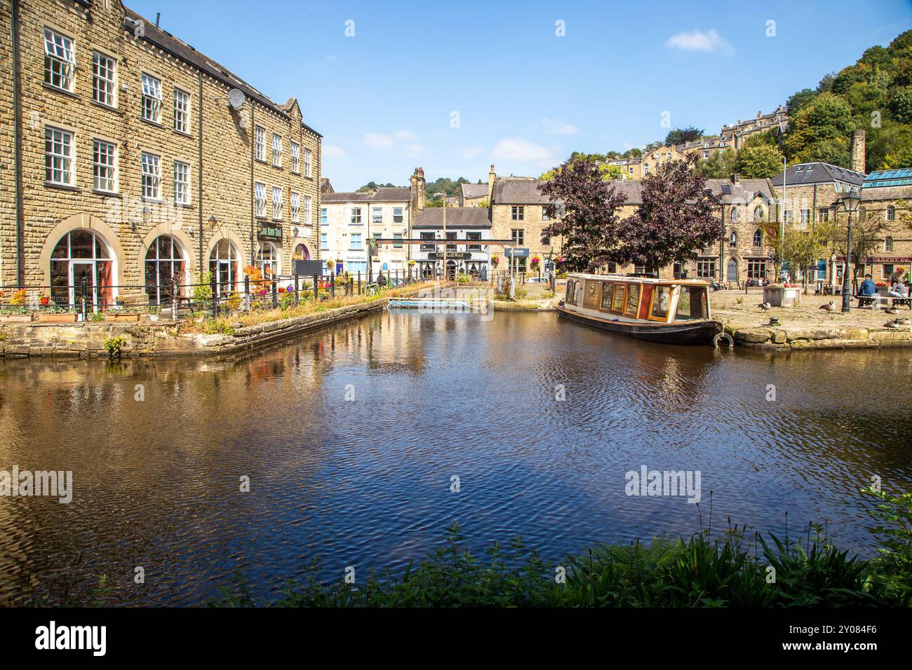 Le canal étroit mouillait le long d'anciens bâtiments de quai de canal sur le canal de Rochdale dans la ville de marché de Calder Valley West Yorkshire de Hebden Bridge Banque D'Images