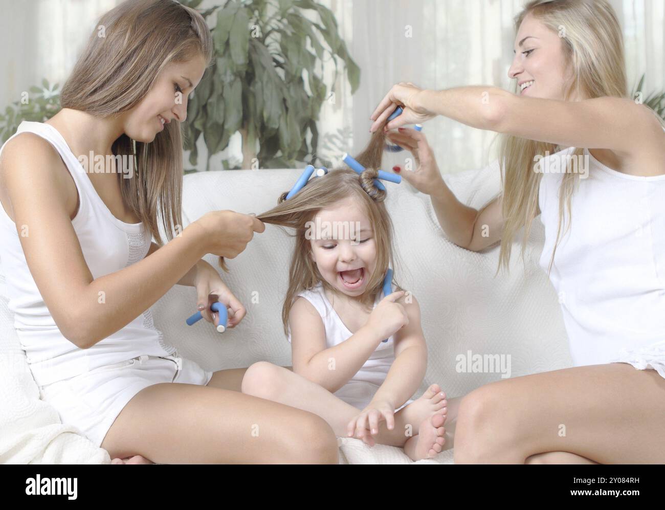Trois jeunes filles de s'amuser ensemble de cheveux maiking Banque D'Images