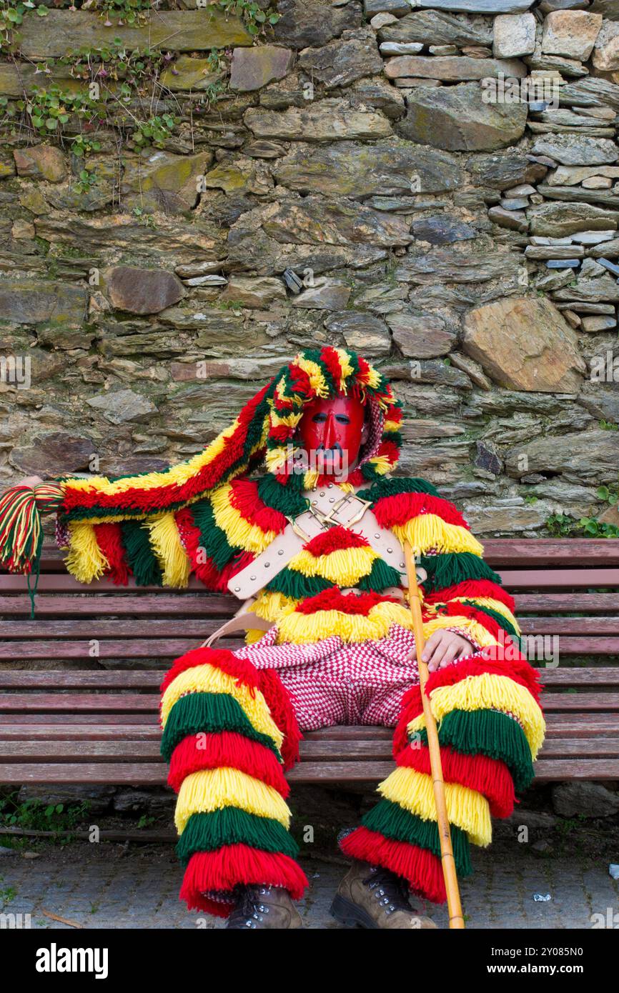 Homme non identifié en costume traditionnel au défilé du Carnaval à Podence, Portugal en 2023 Banque D'Images