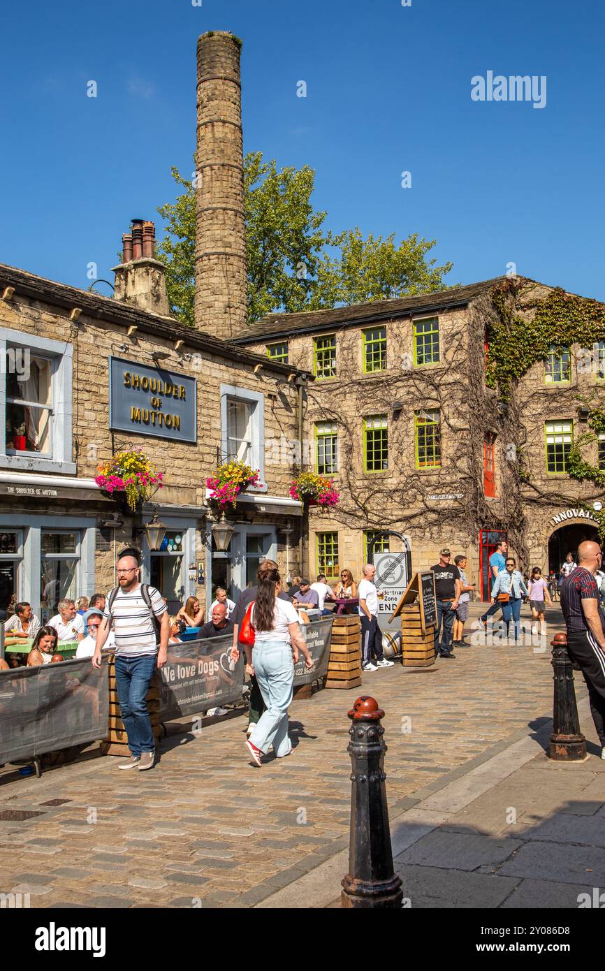 Les gens apprécient le soleil d'été dans les bars et cafés de la ville de marché du West Yorkshire de Hebden Bridge dans la vallée de Calderdale, Angleterre Banque D'Images