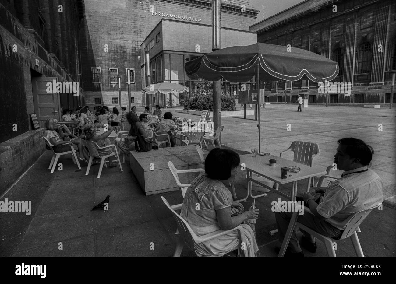 Allemagne, Berlin, 08.07.1991, touristes dans la cour du Musée de Pergame, Europe Banque D'Images