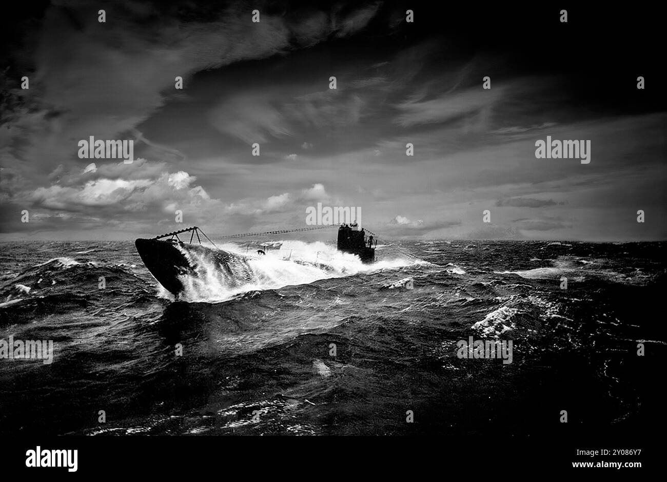 L'ancien sous-marin allemand UB 148 en mer, après s'être rendu aux Alliés. Un petit sous-marin côtier, construit de 1917 à 1918 à Brême, en Allemagne, il n'a jamais été mis en service dans la marine impériale allemande. Après l'armistice du 11 novembre mettant fin aux hostilités, l'UB-148 se rend aux Britanniques à Harwich, en Angleterre. Banque D'Images