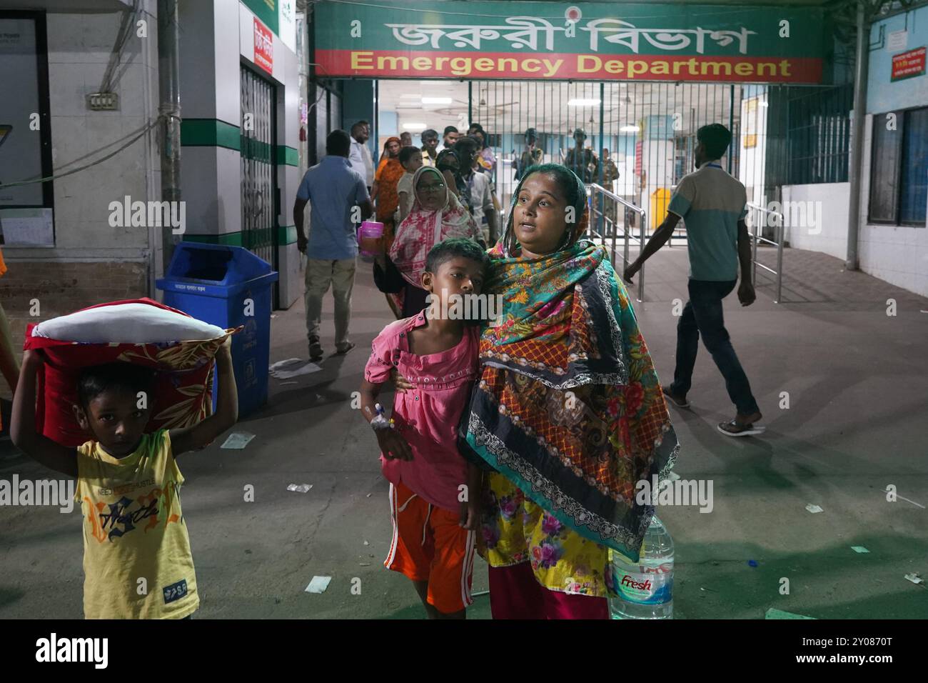 Dhaka, Bangladesh. 1er septembre 2024. En réponse à trois attaques contre des médecins du Collège médical de Dhaka le 31 août 2024, tous les médecins du gouvernement à travers le pays ont déclaré une fermeture complète à partir de 13 heures le 1er septembre 2024. Pendant ce temps, des patients de différents âges, y compris des enfants et des nouveau-nés, ont été vus quitter l'hôpital sans recevoir de traitement, et leurs proches ont semblé en détresse. Certains patients ont également été vus allongés dans un état malade à l'extérieur des locaux de l'hôpital. À partir de la dernière mise à jour, l'arrêt complet a été temporairement suspendu jusqu'à 8H00 2 septembre 2024 tom Banque D'Images