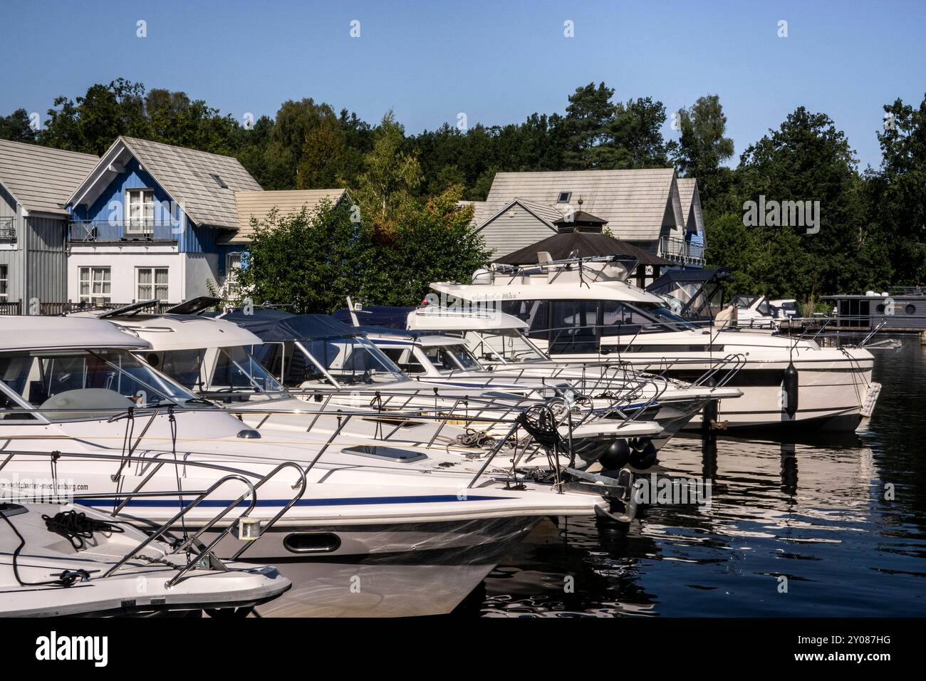 Kleinzerlang : Hafen mit Hotel. - Dutzende Motor- und Segelyachten liegen an den Stegen der Marina Wolfsbruch BEI Kleinzerlang Landkreis Oberhavel im N. Banque D'Images