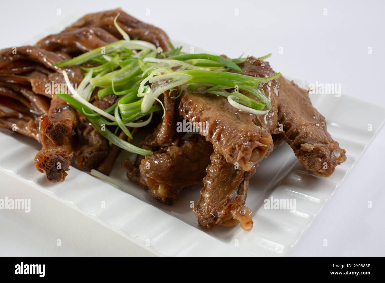 Une vue d'une assiette de pieds de poulet marinés au soja. Banque D'Images