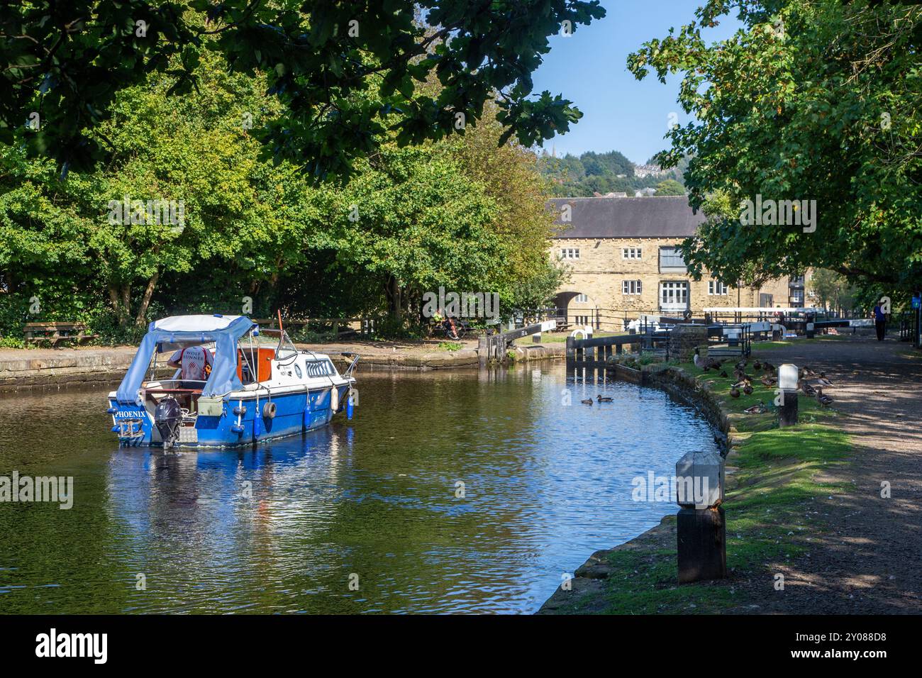 Bateau de plaisance sur le canal de Rochdale alors qu'il traverse les écluses sur le canal de Rochdale dans Sowerby Bridge West Yorkshire Banque D'Images