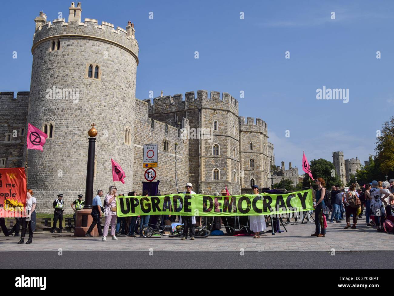 Windsor, Royaume-Uni. 1er septembre 2024. Les activistes de la rébellion d’extinction défilent le dernier jour de leur prise de contrôle de Windsor pendant trois jours, appelant à un changement de système et demandant au gouvernement d’agir sur la crise climatique. Crédit : Vuk Valcic/Alamy Live News Banque D'Images