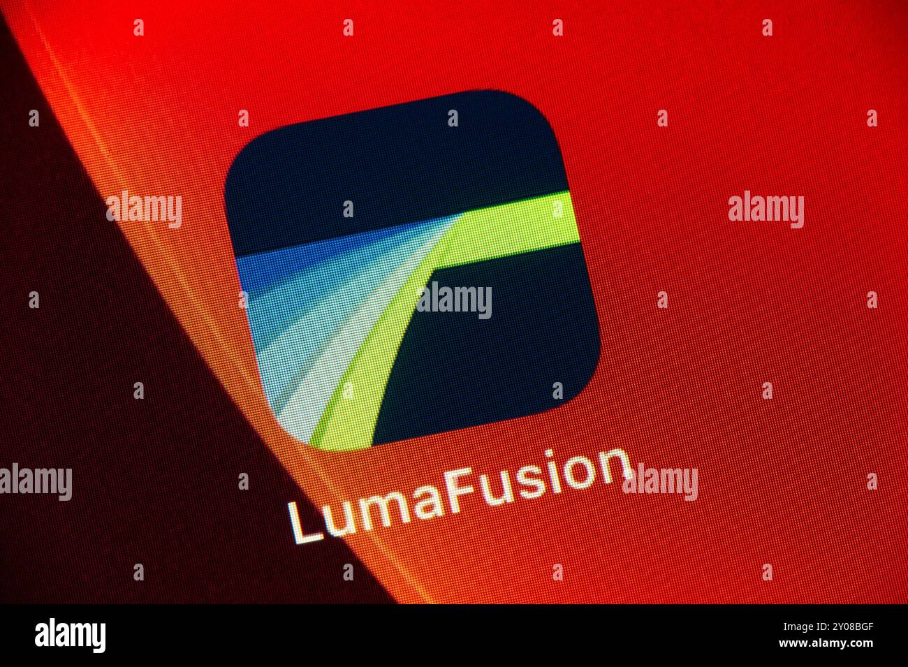 OSTRAVA, TCHÉQUIE - 27 JUILLET 2024 : icône de l'application de montage vidéo mobile LumaFusion sur l'écran LCD de l'appareil portable Banque D'Images
