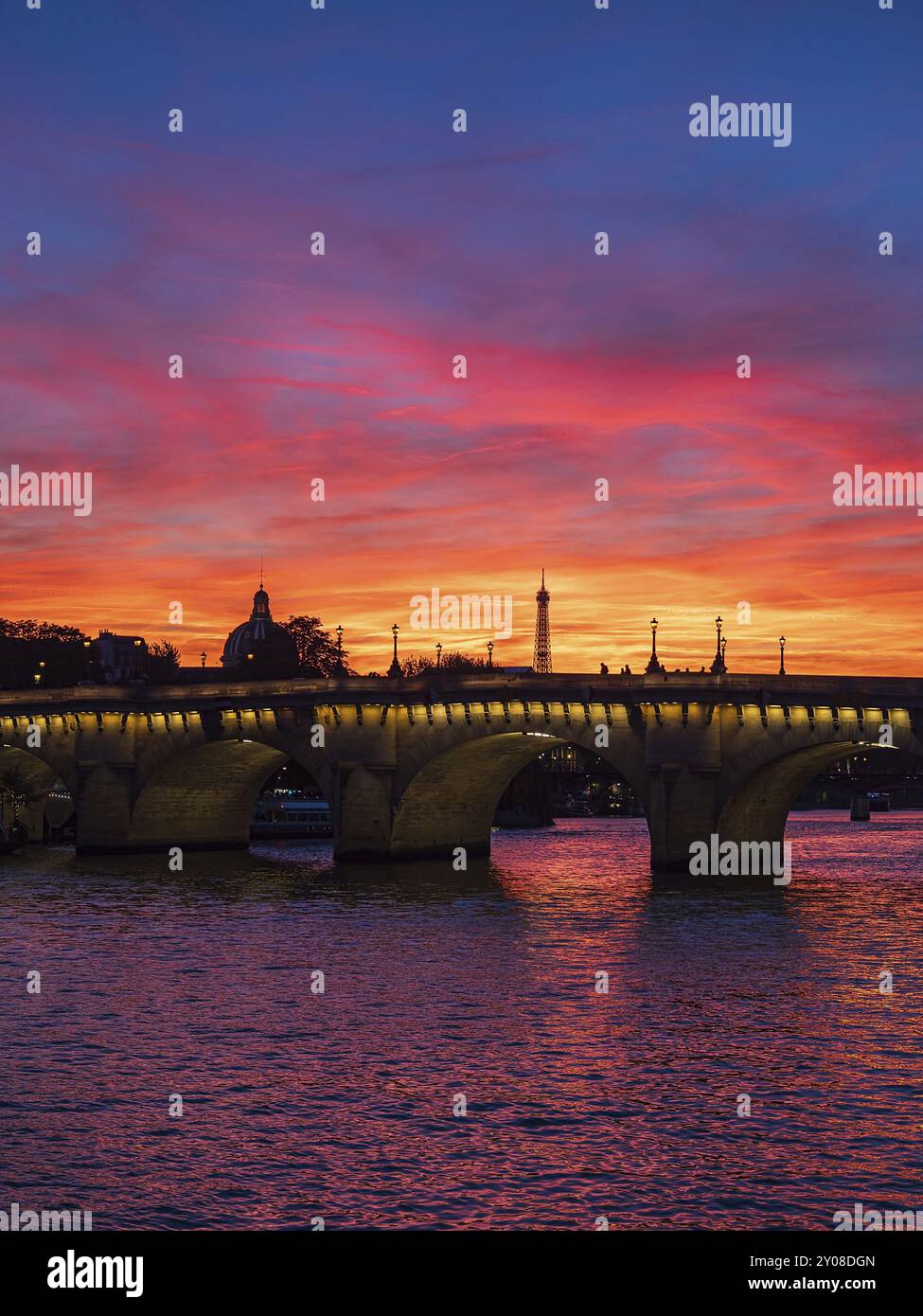 Vue du pont neuf au coucher du soleil à Paris, France, Europe Banque D'Images