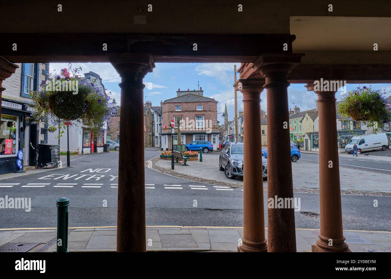 La place du marché vue depuis les cloîtres John Waller, Market Square, Kirkby Stephen, Cumbria Banque D'Images