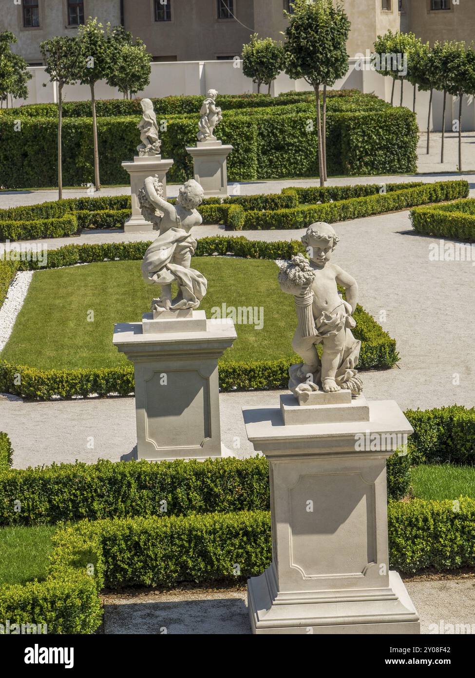 Jardin baroque avec statues ornées, pelouse soignée et haies dans un paysage harmonieux, bratislava, slovaquie Banque D'Images